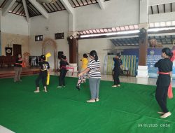 Seimbangkan Fisik dan Spiritual: Pasraman Widya Dharma Gelar Sesi Yoga di Lingkungan Pura